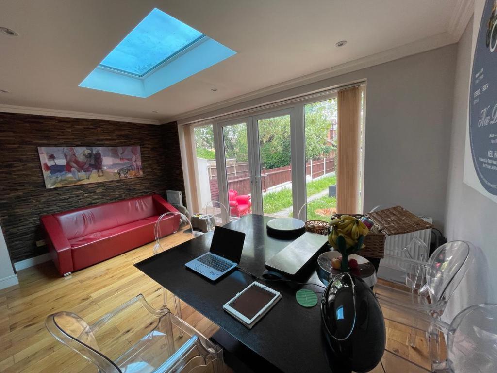 Family Home With Easy Commute To London! ครอยดอน ภายนอก รูปภาพ